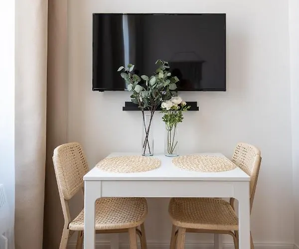A62 - Akacfa Street - Location By Bqa Apartament